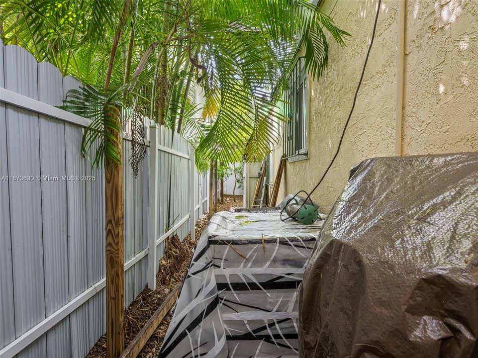 最近售出: $400,000 (1 贝兹, 2 浴室, 867 平方英尺)