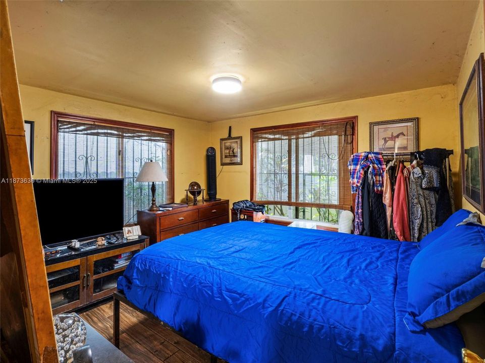 最近售出: $400,000 (1 贝兹, 2 浴室, 867 平方英尺)