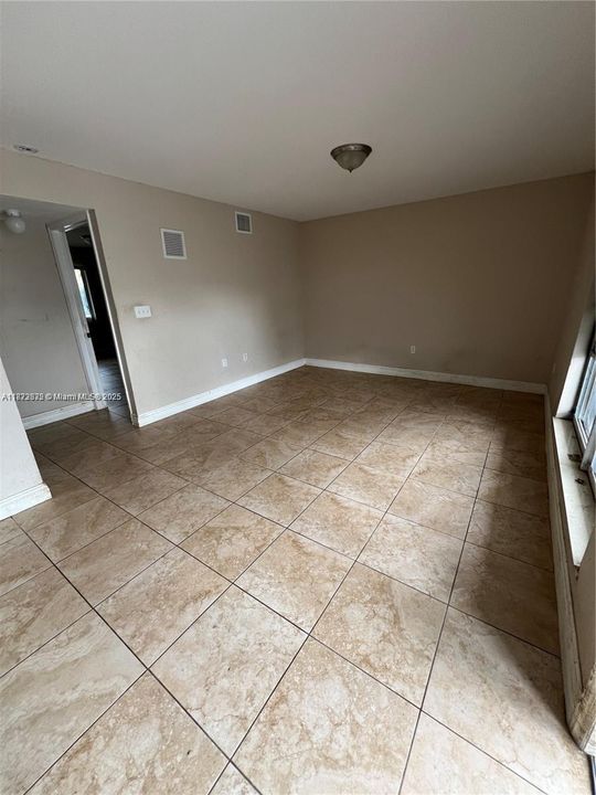 Active With Contract: $260,000 (3 beds, 1 baths, 1027 Square Feet)