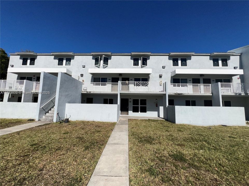 Active With Contract: $260,000 (3 beds, 1 baths, 1027 Square Feet)