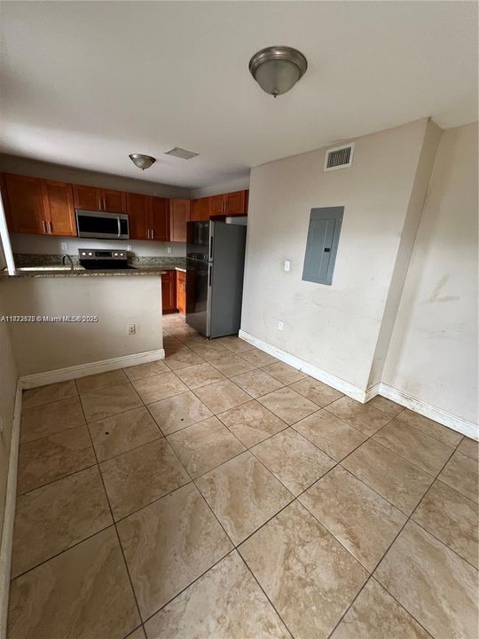 Active With Contract: $260,000 (3 beds, 1 baths, 1027 Square Feet)