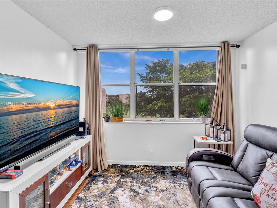 合同活跃: $159,900 (2 贝兹, 2 浴室, 1130 平方英尺)