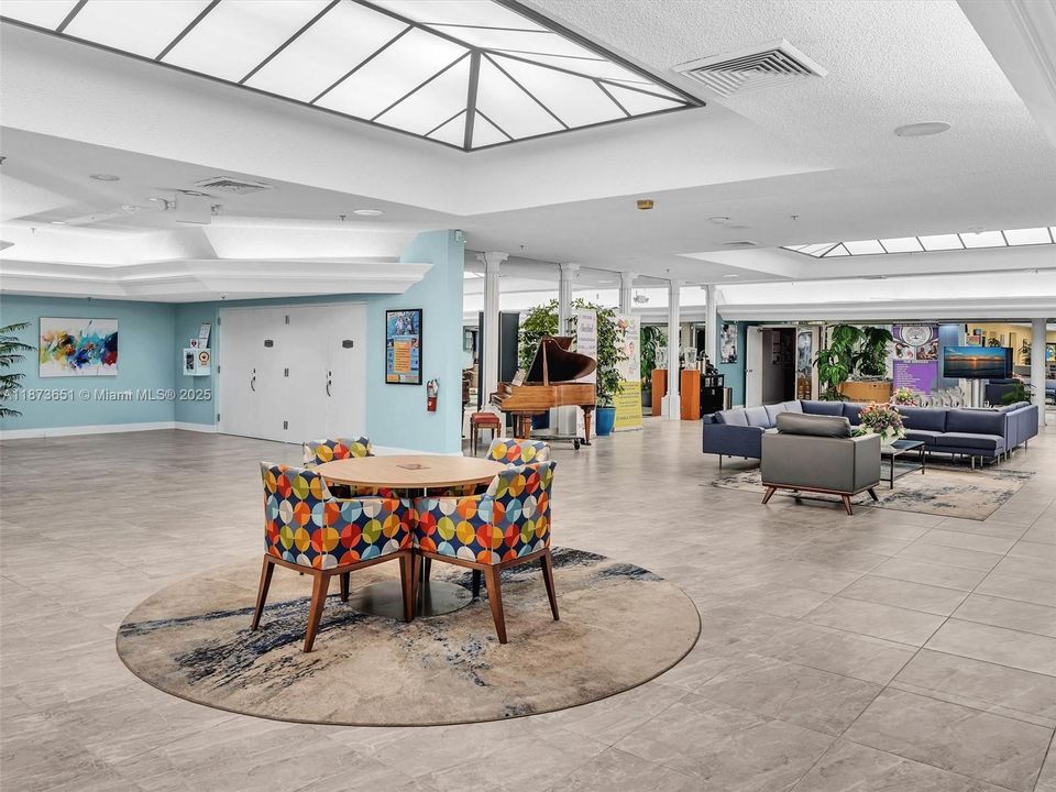 合同活跃: $159,900 (2 贝兹, 2 浴室, 1130 平方英尺)