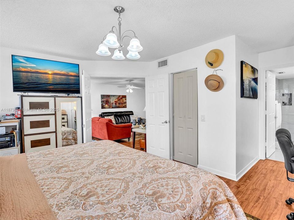 合同活跃: $159,900 (2 贝兹, 2 浴室, 1130 平方英尺)