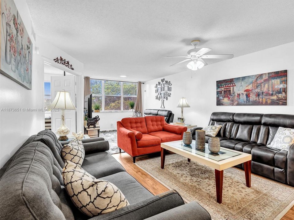 合同活跃: $159,900 (2 贝兹, 2 浴室, 1130 平方英尺)