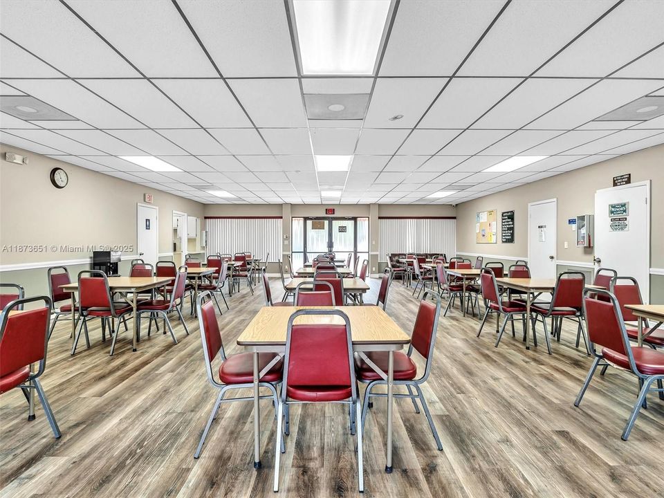 合同活跃: $159,900 (2 贝兹, 2 浴室, 1130 平方英尺)