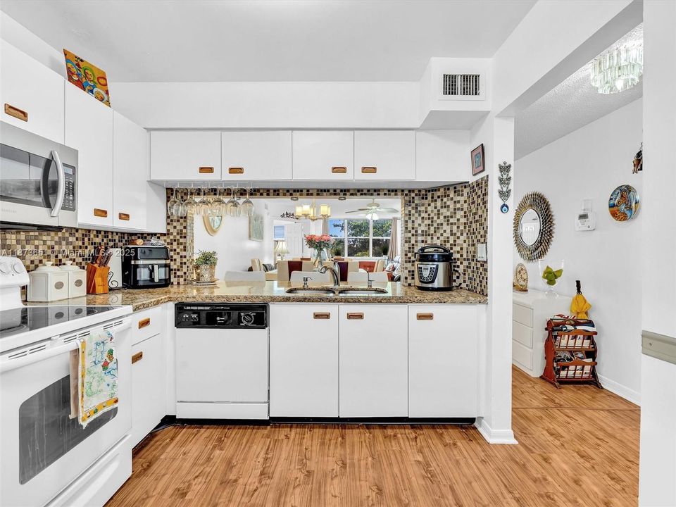 合同活跃: $159,900 (2 贝兹, 2 浴室, 1130 平方英尺)