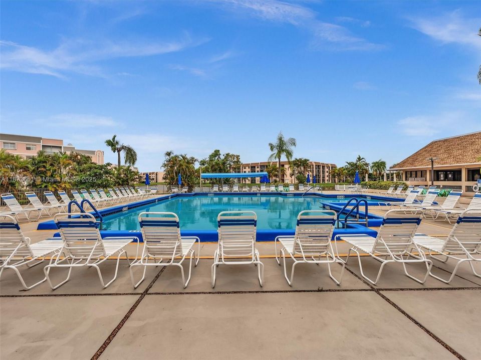 合同活跃: $159,900 (2 贝兹, 2 浴室, 1130 平方英尺)