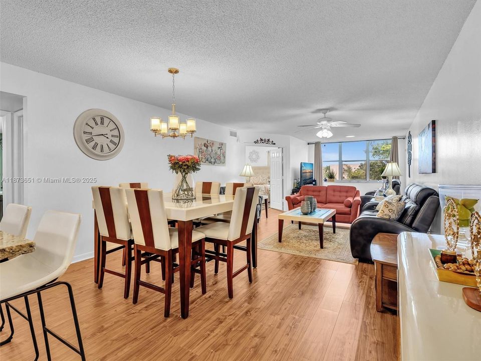 合同活跃: $159,900 (2 贝兹, 2 浴室, 1130 平方英尺)