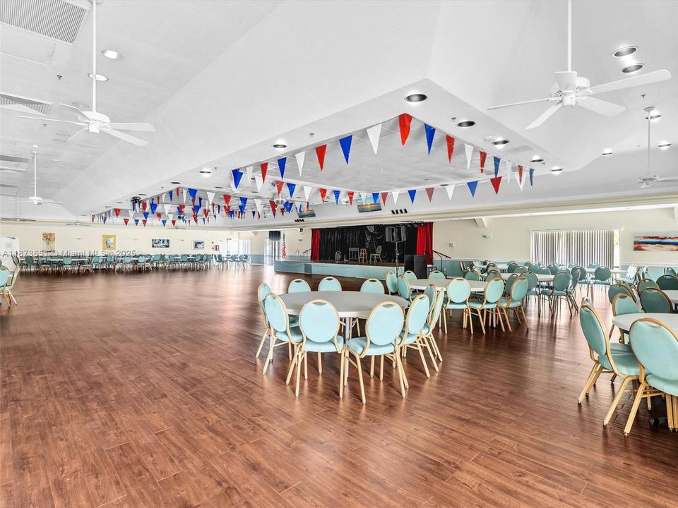 合同活跃: $159,900 (2 贝兹, 2 浴室, 1130 平方英尺)