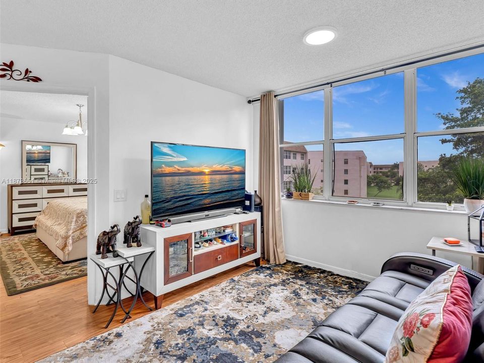 合同活跃: $159,900 (2 贝兹, 2 浴室, 1130 平方英尺)