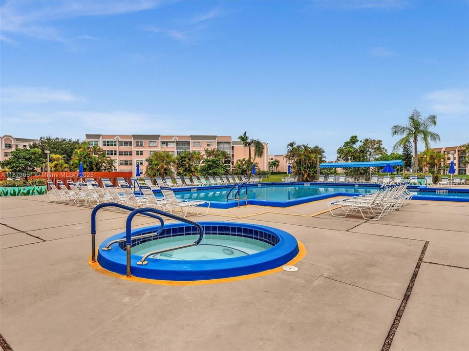 合同活跃: $159,900 (2 贝兹, 2 浴室, 1130 平方英尺)