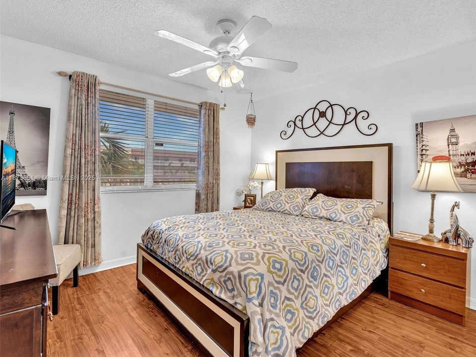 合同活跃: $159,900 (2 贝兹, 2 浴室, 1130 平方英尺)