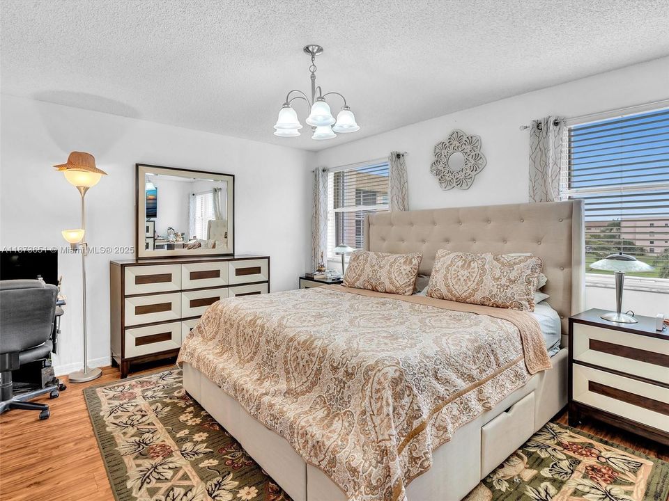 合同活跃: $159,900 (2 贝兹, 2 浴室, 1130 平方英尺)