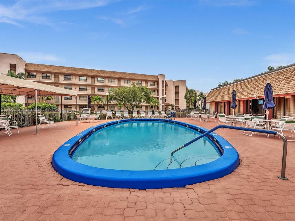 合同活跃: $159,900 (2 贝兹, 2 浴室, 1130 平方英尺)