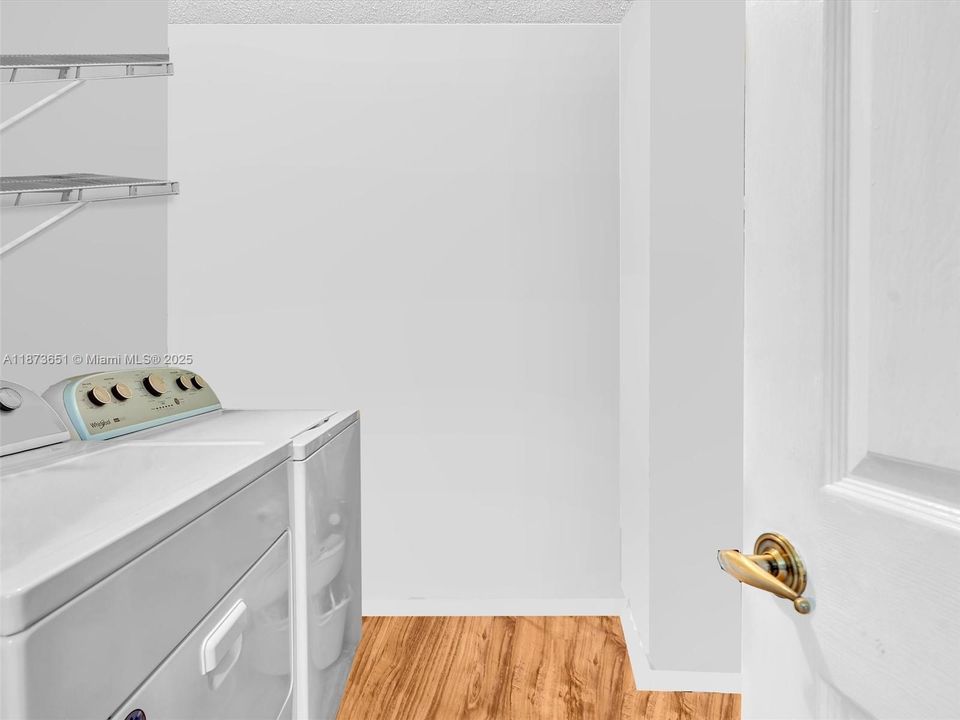 合同活跃: $159,900 (2 贝兹, 2 浴室, 1130 平方英尺)