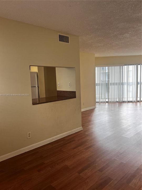 合同活跃: $127,000 (1 贝兹, 1 浴室, 775 平方英尺)