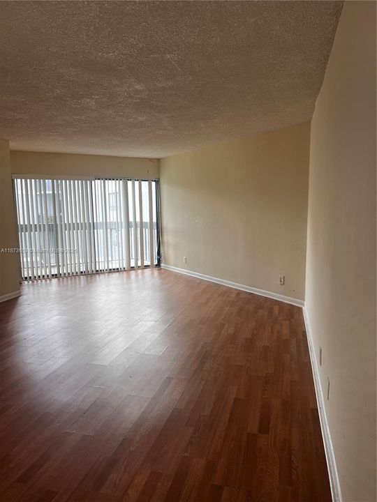 合同活跃: $127,000 (1 贝兹, 1 浴室, 775 平方英尺)