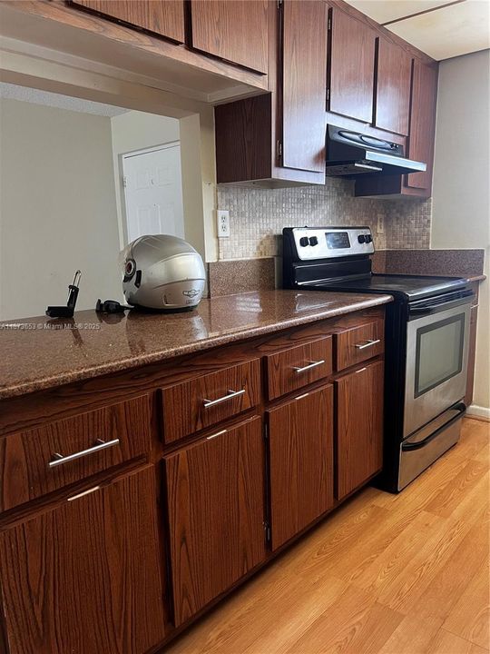 合同活跃: $127,000 (1 贝兹, 1 浴室, 775 平方英尺)