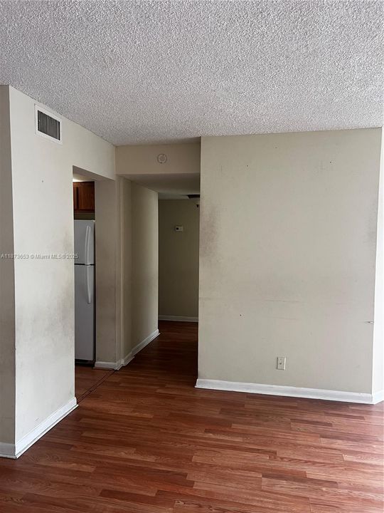 合同活跃: $127,000 (1 贝兹, 1 浴室, 775 平方英尺)