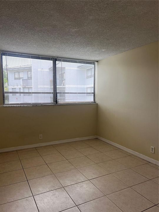 合同活跃: $127,000 (1 贝兹, 1 浴室, 775 平方英尺)