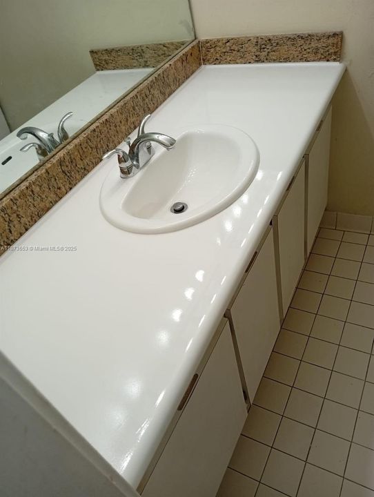 合同活跃: $127,000 (1 贝兹, 1 浴室, 775 平方英尺)