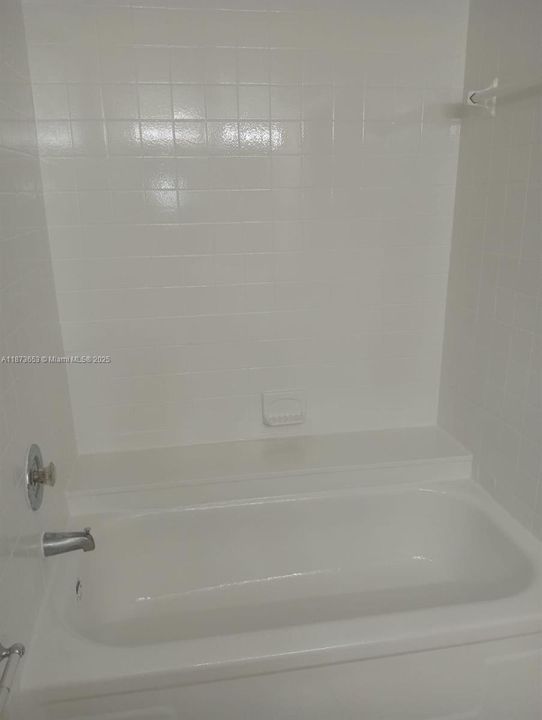 合同活跃: $127,000 (1 贝兹, 1 浴室, 775 平方英尺)