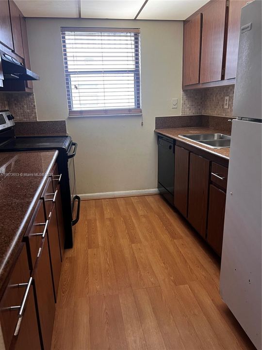 合同活跃: $127,000 (1 贝兹, 1 浴室, 775 平方英尺)