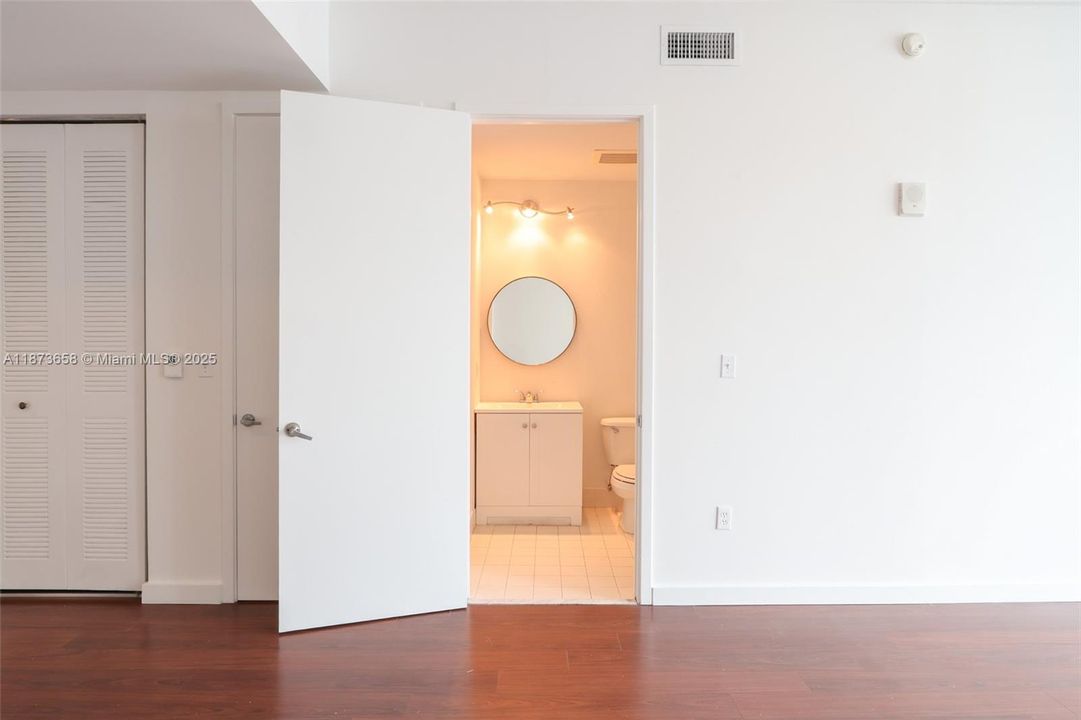 For Sale: $315,000 (0 beds, 1 baths, 577 Square Feet)