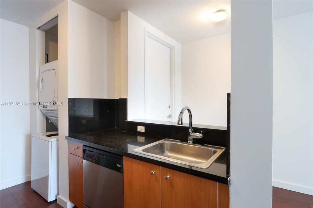 For Sale: $315,000 (0 beds, 1 baths, 577 Square Feet)