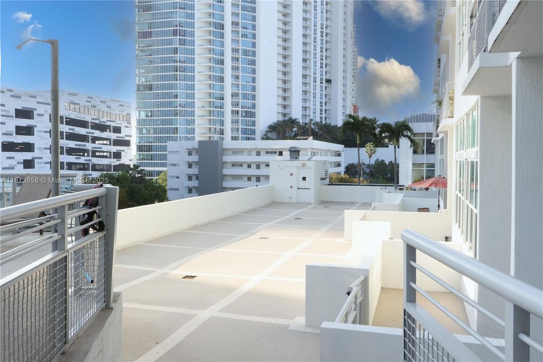 For Sale: $315,000 (0 beds, 1 baths, 577 Square Feet)