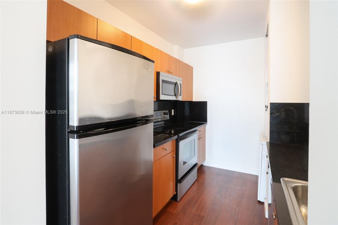 For Sale: $315,000 (0 beds, 1 baths, 577 Square Feet)