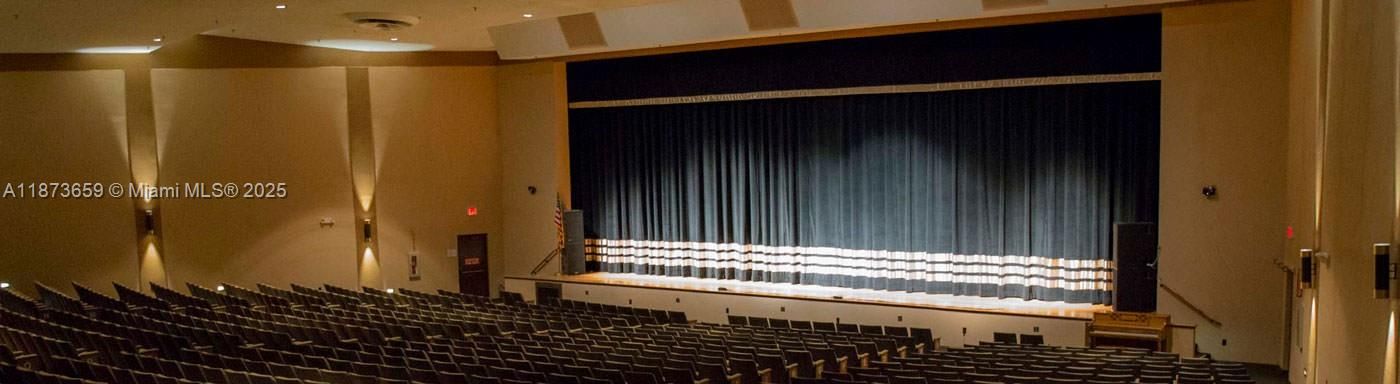 待售: $117,999 (2 贝兹, 2 浴室, 896 平方英尺)