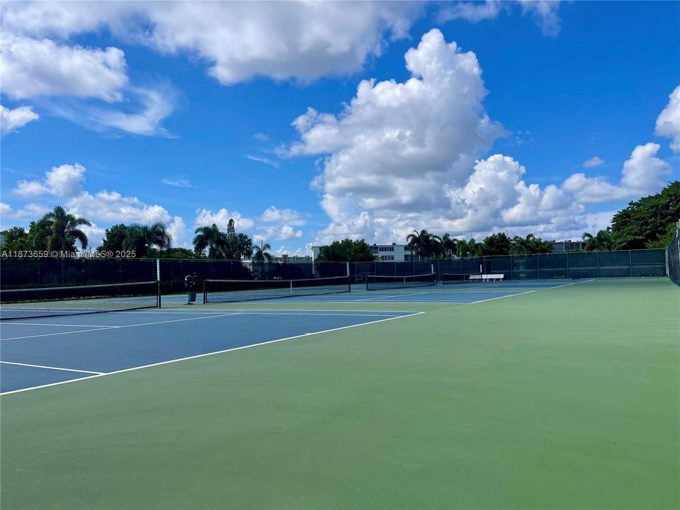 待售: $117,999 (2 贝兹, 2 浴室, 896 平方英尺)