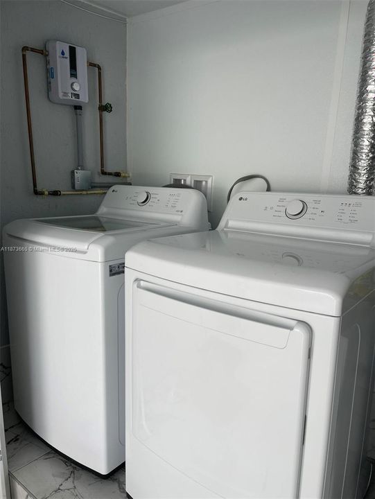 Activo con contrato: $3,550 (4 camas, 2 baños, 1388 Pies cuadrados)