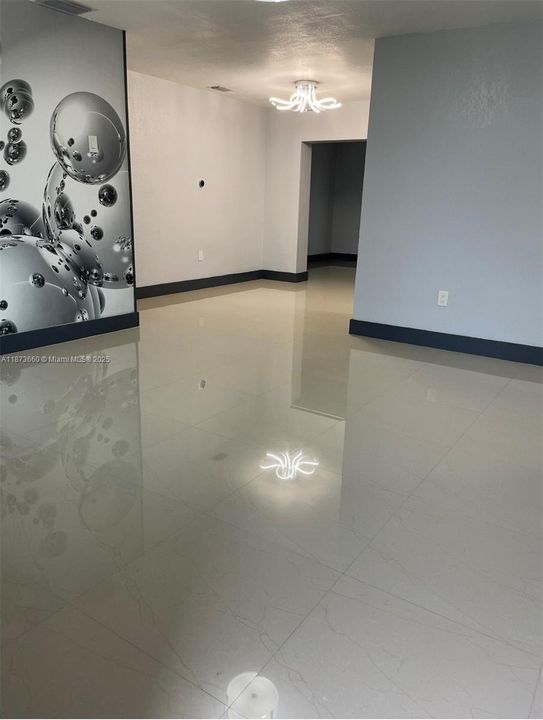 Activo con contrato: $3,550 (4 camas, 2 baños, 1388 Pies cuadrados)