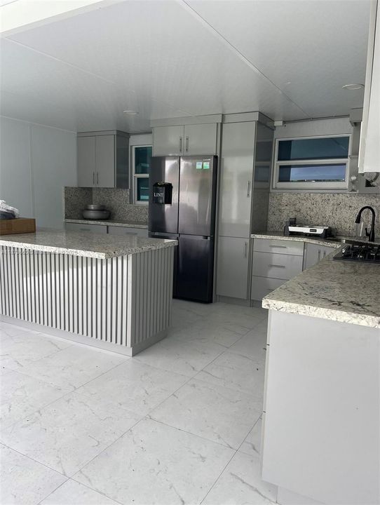 Activo con contrato: $3,550 (4 camas, 2 baños, 1388 Pies cuadrados)