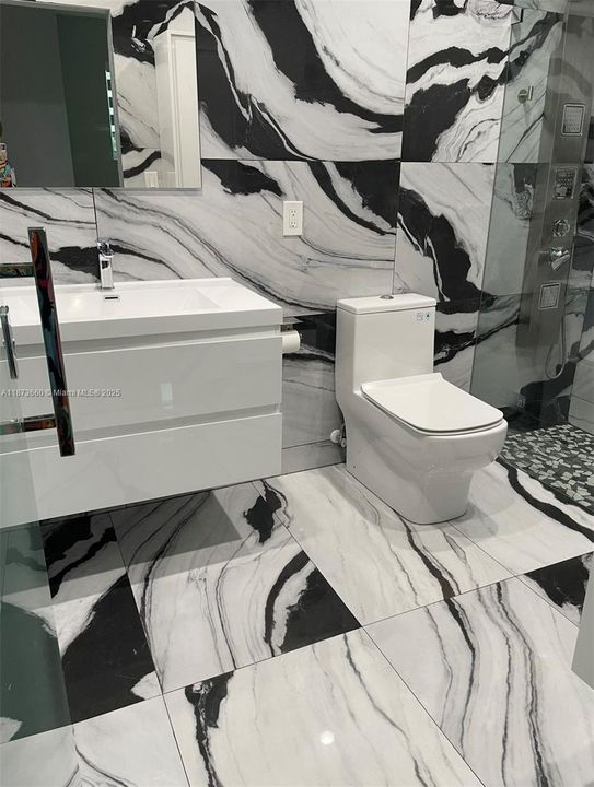 Activo con contrato: $3,550 (4 camas, 2 baños, 1388 Pies cuadrados)