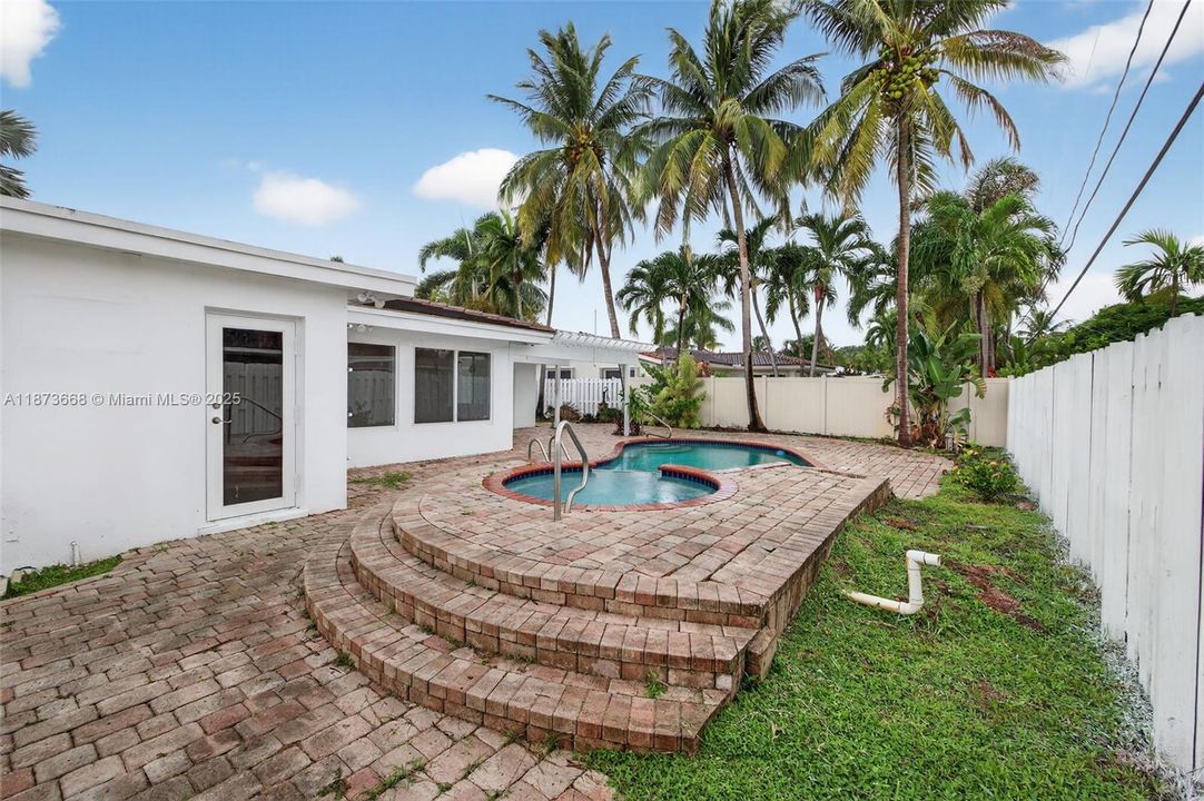 Active With Contract: $4,800 (3 beds, 2 baths, 1720 Square Feet)