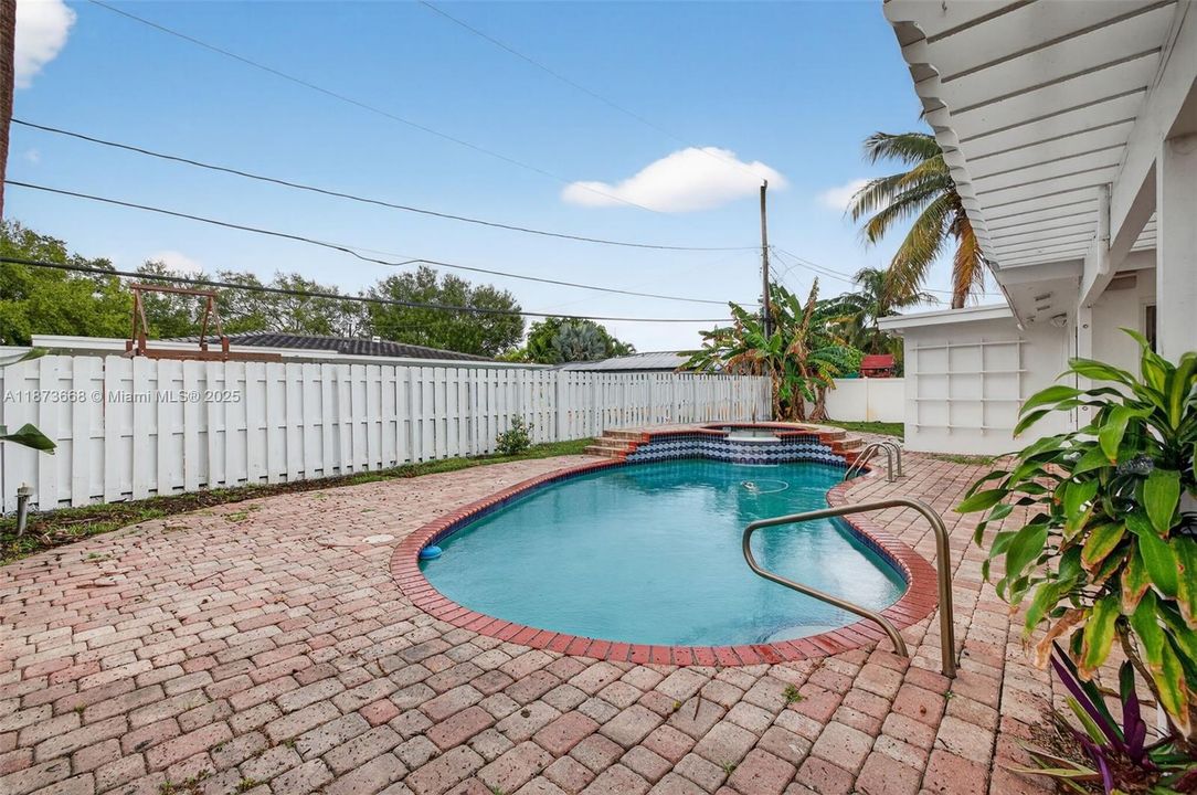 Active With Contract: $4,800 (3 beds, 2 baths, 1720 Square Feet)