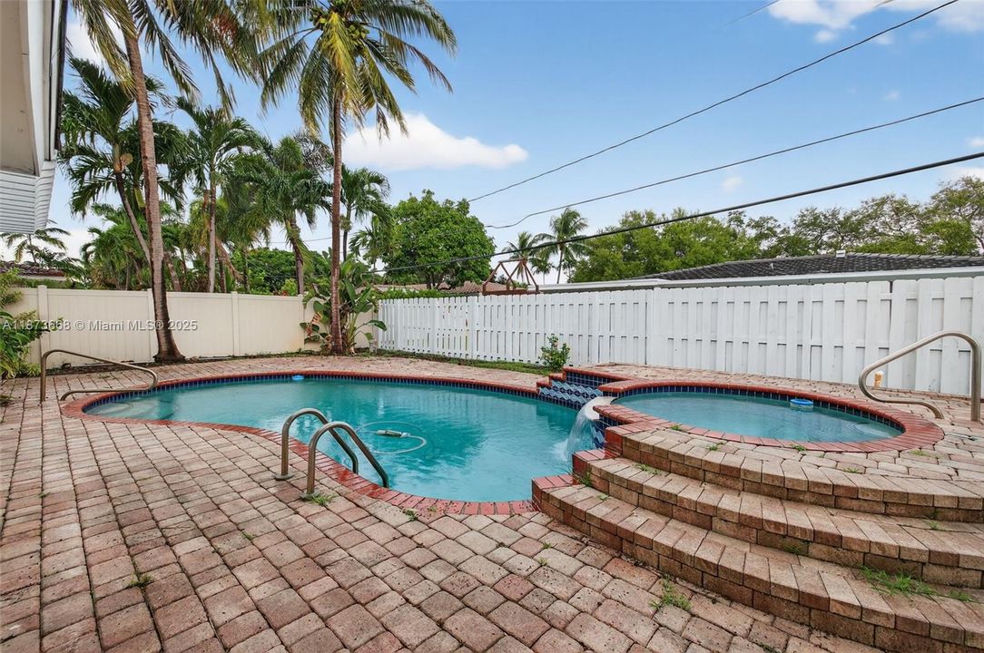 Active With Contract: $4,800 (3 beds, 2 baths, 1720 Square Feet)