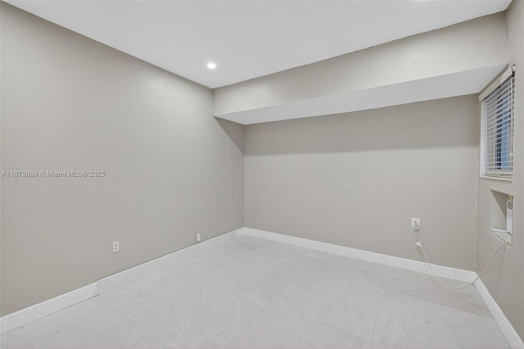 Active With Contract: $4,800 (3 beds, 2 baths, 1720 Square Feet)