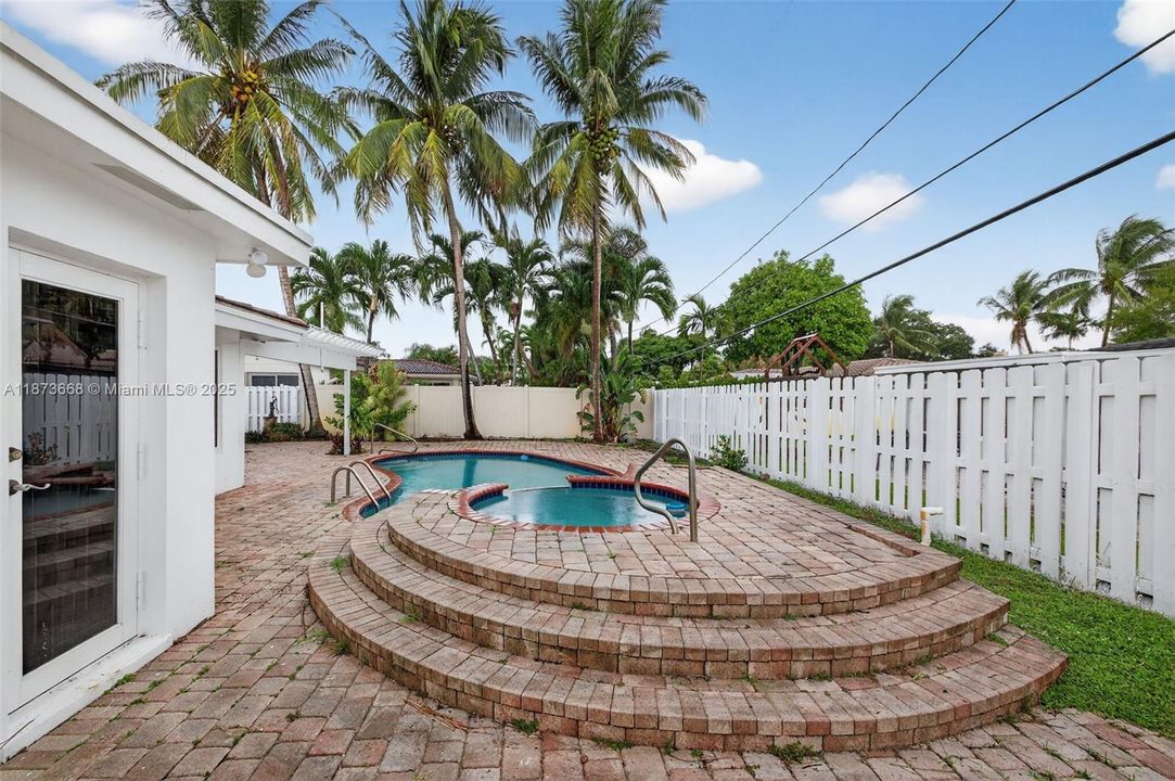 Active With Contract: $4,800 (3 beds, 2 baths, 1720 Square Feet)