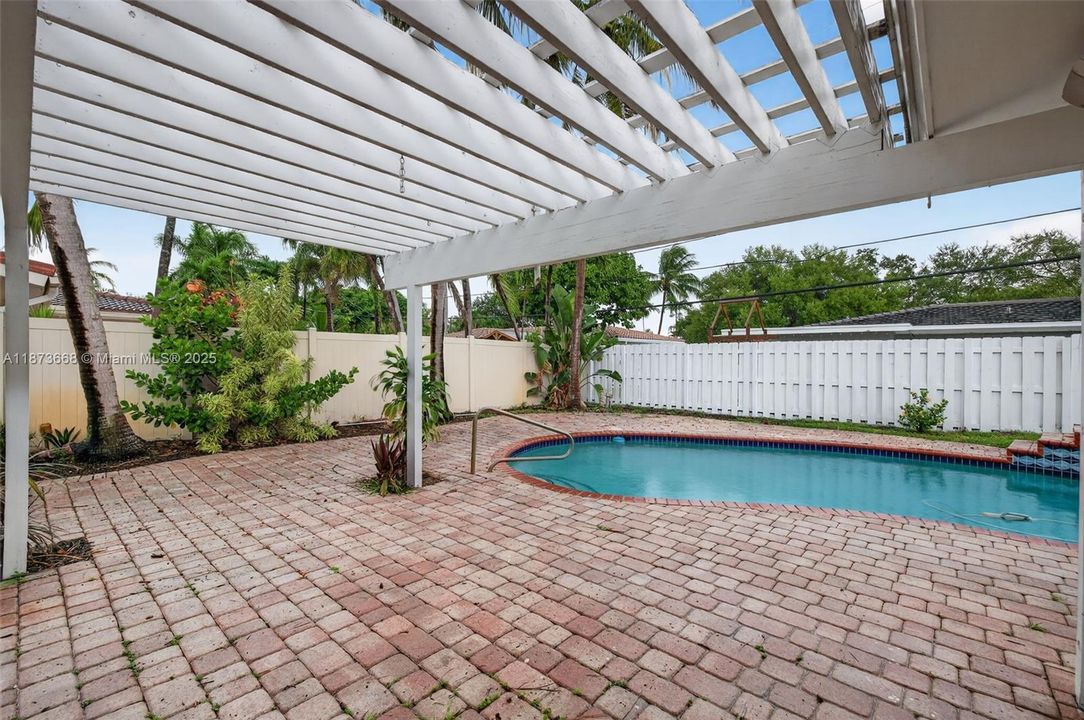 Active With Contract: $4,800 (3 beds, 2 baths, 1720 Square Feet)