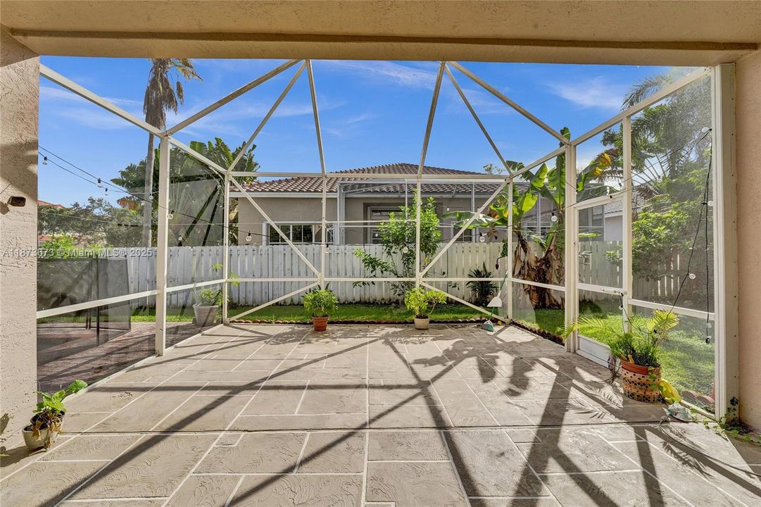 Под контрактом: $5,500 (5 спален, 4 ванн, 3565 Квадратных фут)