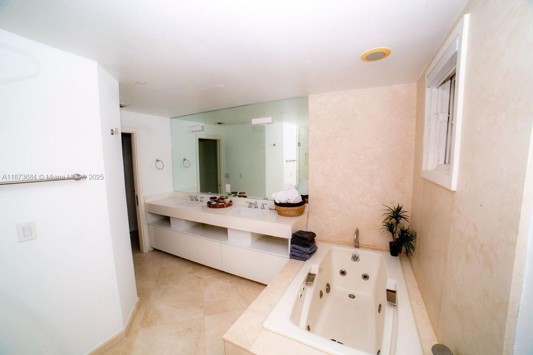 For Sale: $2,250,000 (2 beds, 2 baths, 1429 Square Feet)