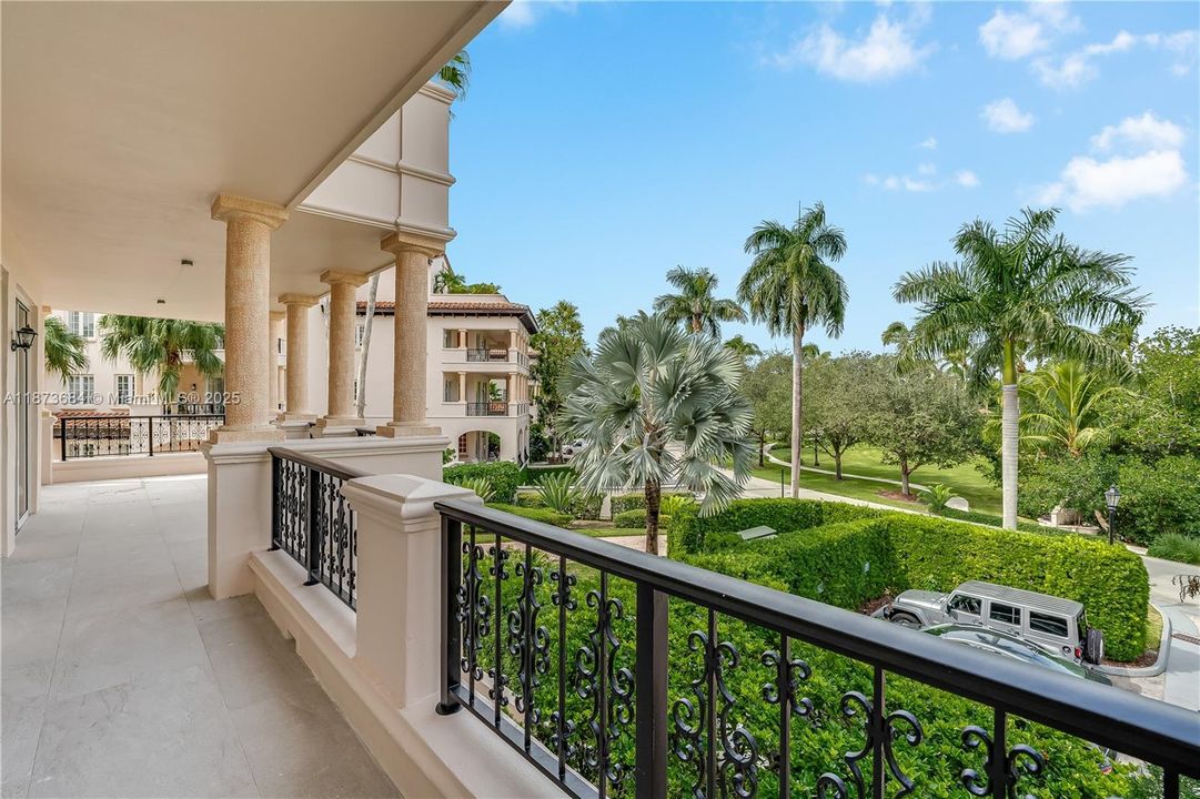 For Sale: $2,250,000 (2 beds, 2 baths, 1429 Square Feet)