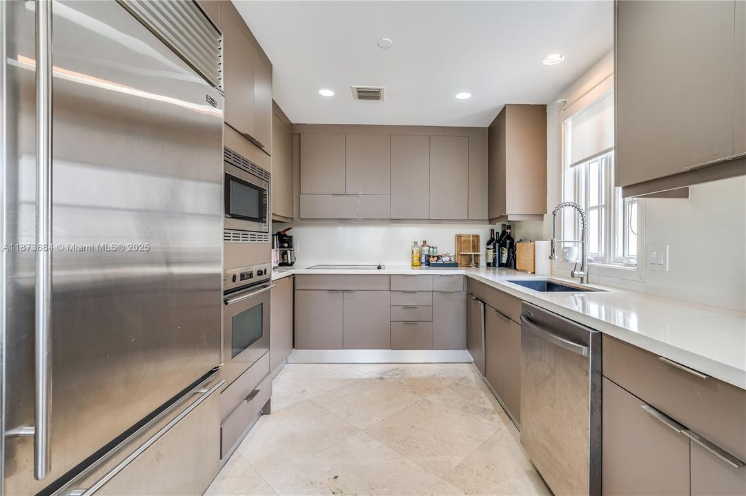 For Sale: $2,250,000 (2 beds, 2 baths, 1429 Square Feet)