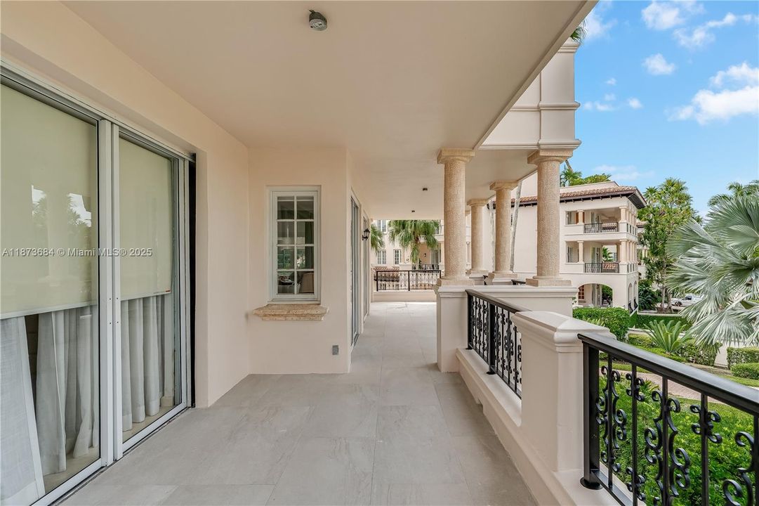 For Sale: $2,250,000 (2 beds, 2 baths, 1429 Square Feet)