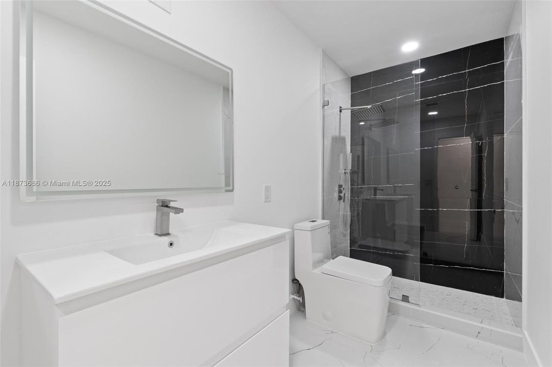 Activo con contrato: $649,900 (6 camas, 3 baños, 2254 Pies cuadrados)